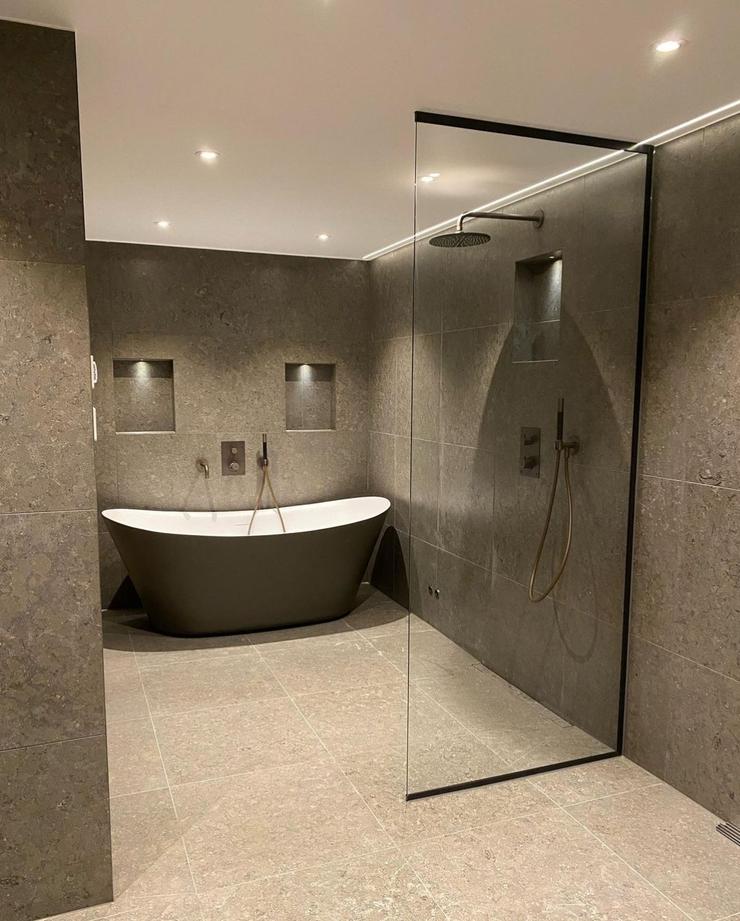 Detalj: glasad walk-in-dusch och svart badkar i mörk sten, Badrumshantverkaren i Göteborg