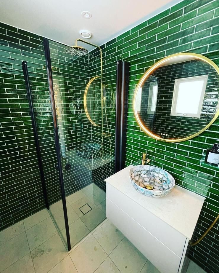 Designbadrum i grönt metrokakel, Göteborg
