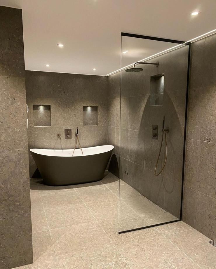 Detalj: glasad walk-in-dusch och svart badkar i mörk sten, Badrumshantverkaren i Göteborg