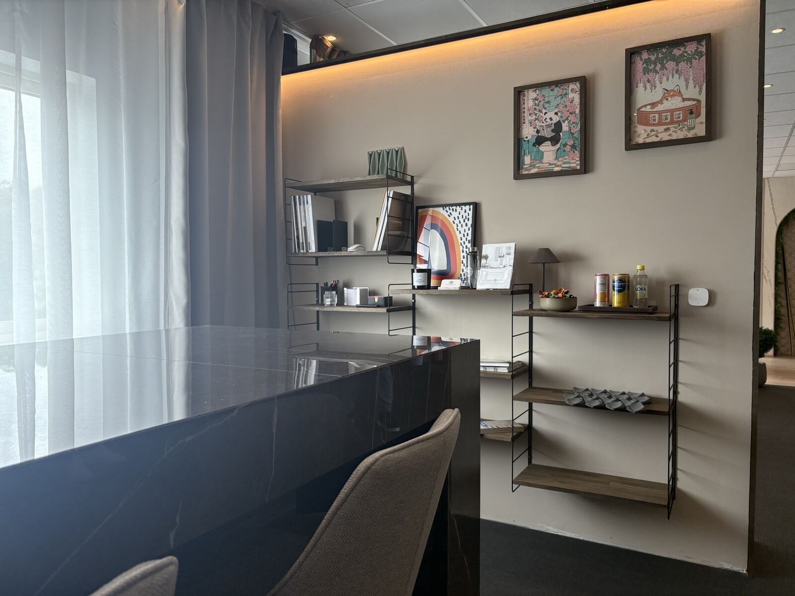 Specialist och kund vid baren i showroomet där badrummet planeras i 3D på plats